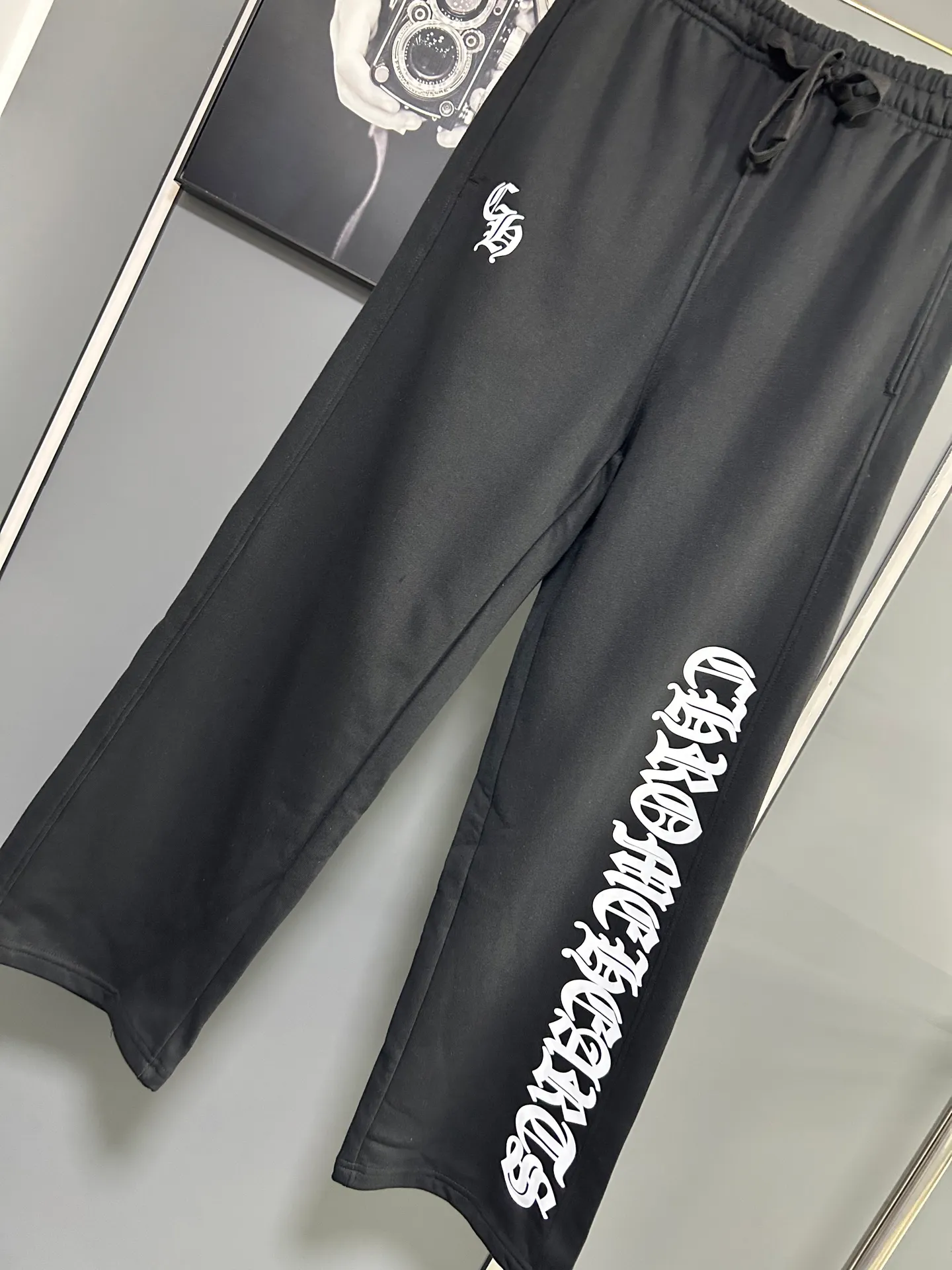 P220 Chrome Hearts 25 new colorful cross-mark loose straight trousers 2025 autumn and winter new embroidered elastic band casual trousers, customized fabrics at the counter. Made of 400g high-version terry fabric, with high breathability and comfort, impeccable details, no pilling and no deformation, brand element design concept, reflecting high quality. It feels delicate and soft! It presents casual tailoring, the same style for men and women, and the upper body shape is awesome! Size: S M L XL Color: Black